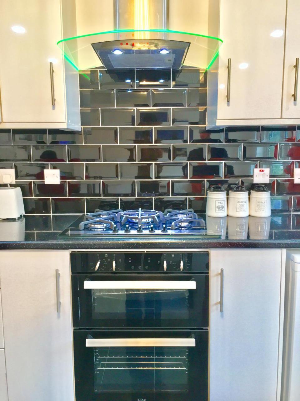 London 2 Bedroom Apartment, Kitchen, Reception And Private Garden מראה חיצוני תמונה